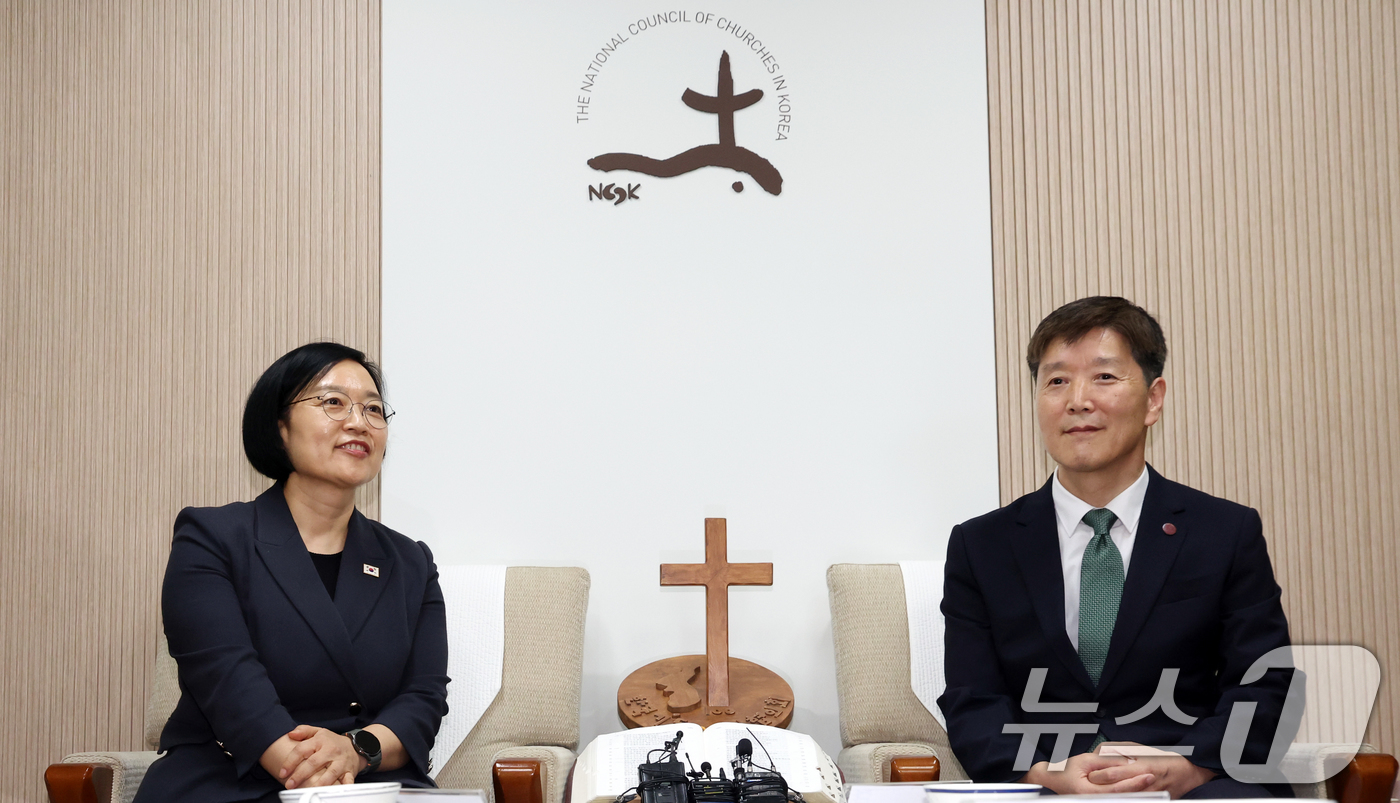 (서울=뉴스1) 김명섭 기자 = 한성숙 국무총리가 22일 서울 종로구 한국기독교회관에서 박승렬 한국기독교교회협의회 총무를 예방, 모두 발언을 하고 있다. 2026.7.22/뉴스1