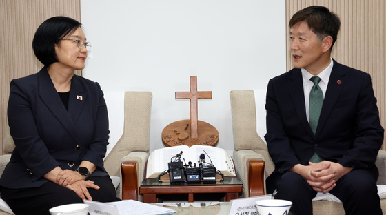 한성숙 총리에게 인사말하는 박승렬 총무