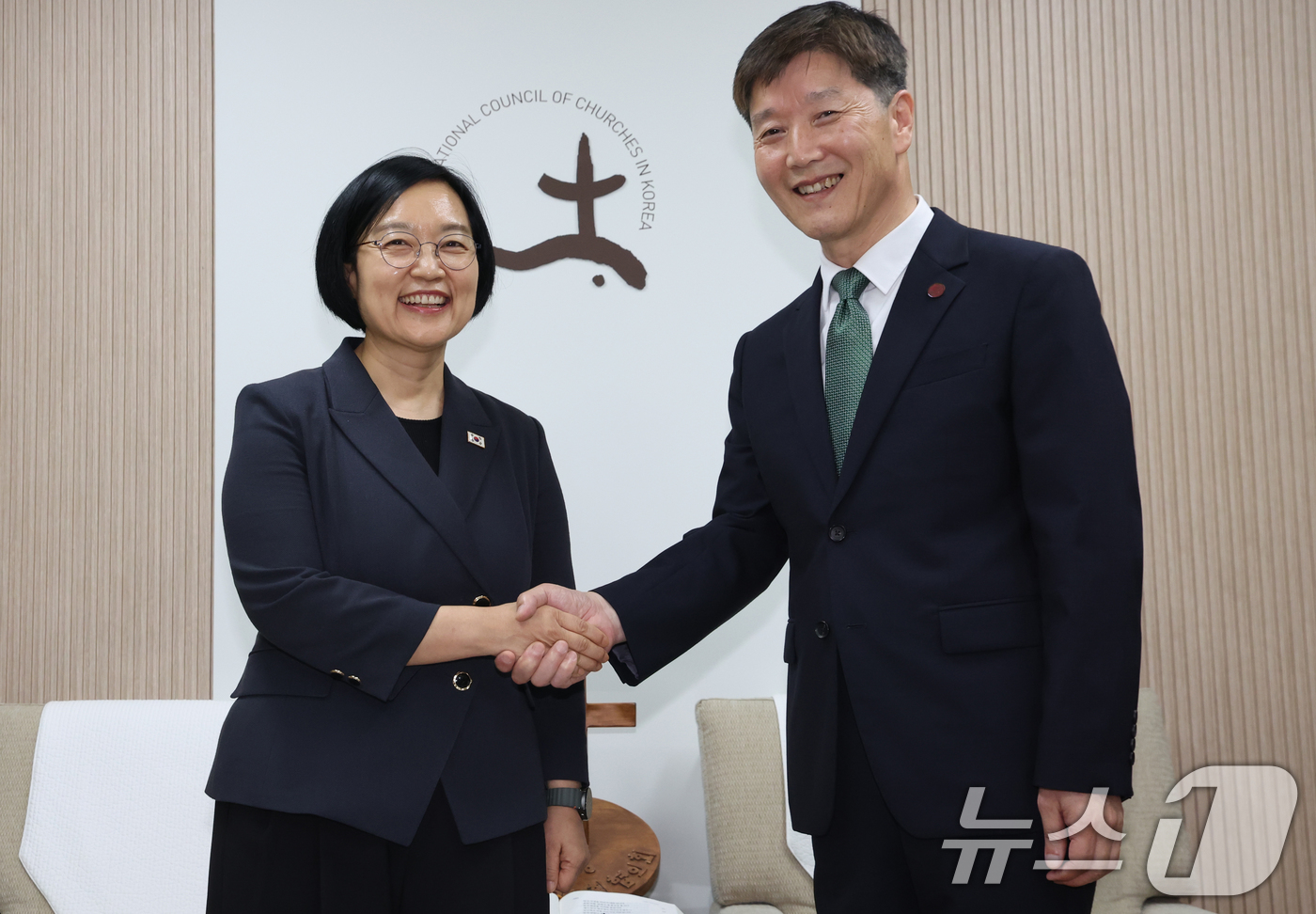 (서울=뉴스1) 김명섭 기자 = 한성숙 국무총리가 22일 서울 종로구 한국기독교회관에서 박승렬 한국기독교교회협의회 총무를 예방, 악수를 하고 있다. 2026.7.22/뉴스1