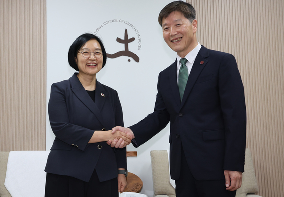 박승렬 한국기독교교회협의회 총무와 악수하는 한성숙 총리