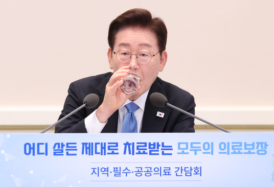 목 축이는 이재명 대통령