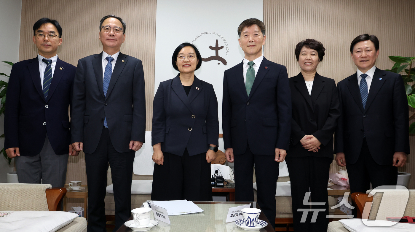 (서울=뉴스1) 김명섭 기자 = 한성숙 국무총리가 22일 서울 종로구 한국기독교회관에서 박승렬 한국기독교교회협의회 총무를 예방, 기념촬영하고 있다. 2026.7.22/뉴스1