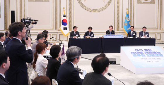 참석자 발언 경청하는 이재명 대통령