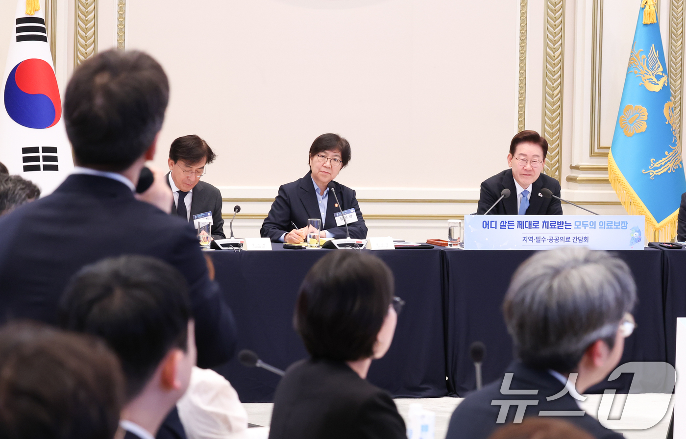 (서울=뉴스1) 허경 기자 = 이재명 대통령이 22일 청와대에서 열린 지역·필수·공공의료 간담회에서 참석자의 발언을 경청하고 있다. (청와대통신사진기자단) 2026.7.22/뉴스1 …