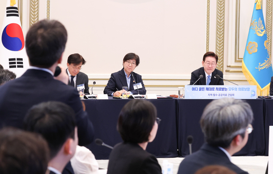 참석자 발언 경청하는 이재명 대통령