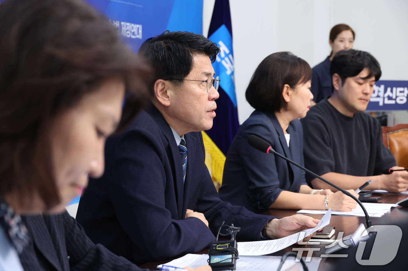 (서울=뉴스1) 신웅수 기자 = 김준형 조국혁신당 당대표 직무대행 겸 원내대표가 22일 서울 여의도 국회에서 열린 22대 국회 양극화 대책과 민생입법 처리를 위한 조국혁신당-시민사 …