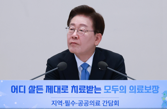 참석자 발언 듣는 이재명 대통령