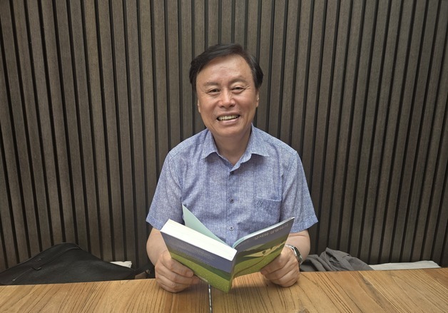 도종환 시인 "삶이라는 먼 항해 거쳐 다시 문학의 땅으로" [책과 사람]