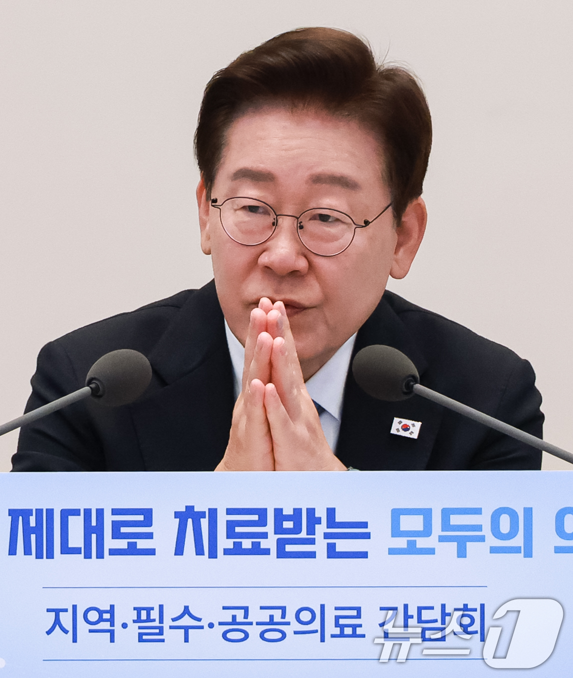 (서울=뉴스1) 이재명 기자 = 이재명 대통령이 22일 청와대에서 열린 지역·필수·공공의료 간담회에서 참석자들의 발언을 듣고 있다. (청와대통신사진기자단)2026.7.22/뉴스1
