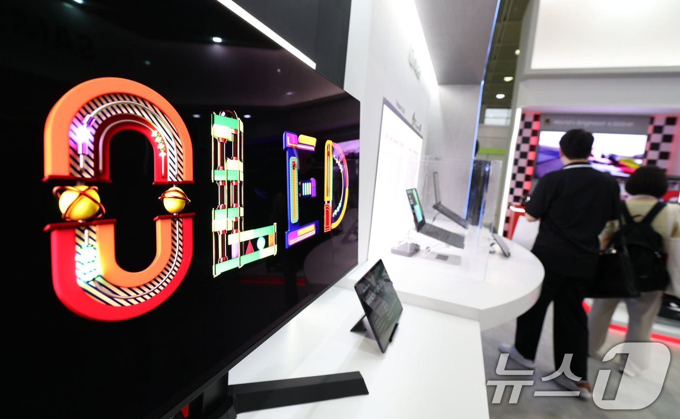 (서울=뉴스1) 이종수 기자 = 22일 서울 강남구 코엑스에서 열린 ‘K-Display 2026 한국디스플레이산업전시회’에서 관람객이 전시를 둘러보고 있다. 2026.7.22/뉴스 …