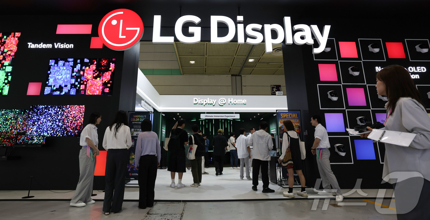 (서울=뉴스1) 이종수 기자 = 22일 서울 강남구 코엑스에서 열린 ‘K-Display 2026 한국디스플레이산업전시회’에서 관람객이 전시를 둘러보고 있다. 2026.7.22/뉴스 …