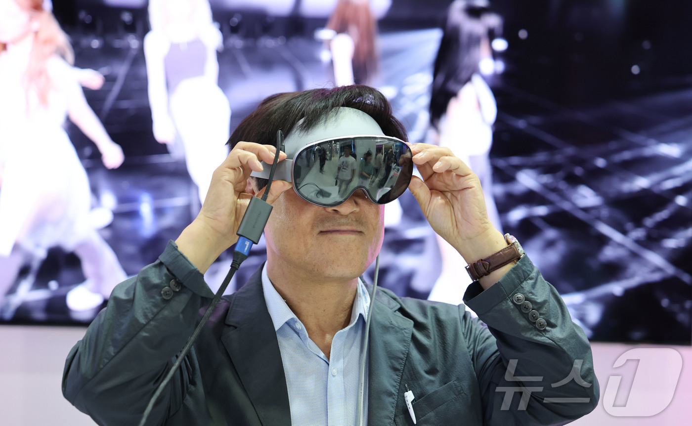 (서울=뉴스1) 이종수 기자 = 22일 서울 강남구 코엑스에서 열린 ‘K-Display 2026 한국디스플레이산업전시회’에서 한 참석자가  VR기술을 체험하고 있다. 2026.7. …