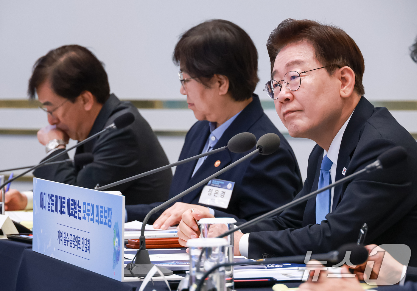 (서울=뉴스1) 이재명 기자 = 이재명 대통령이 22일 청와대에서 열린 지역·필수·공공의료 간담회에서 참석자들의 발언을 듣고 있다.. (청와대통신사진기자단) 2026.7.22/뉴스 …