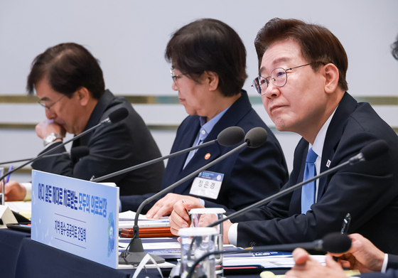 참석자 발언 듣는 이재명 대통령