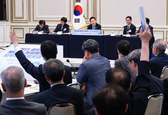 참석자 질문 받는 이재명 대통령