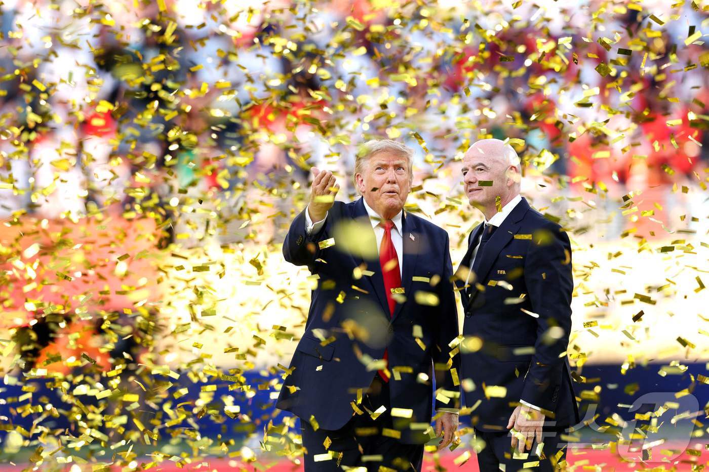 본문 이미지 - 도널드 트럼프 미국 대통령과 잔니 인판티노 국제축구연맹(FIFA·피파) 회장이 지난 19일(현지시간) 뉴저지주 이스트러더퍼드의 뉴욕 뉴저지 스타디움에서 열린 2026 FIFA 월드컵 스페인과 아르헨티나의 결승전 경기 도중 스페인에 FIFA 월드컵 우승 트로피를 수여한 뒤 바라보고 있다. 2026.07.19.  ⓒ AFP=뉴스1