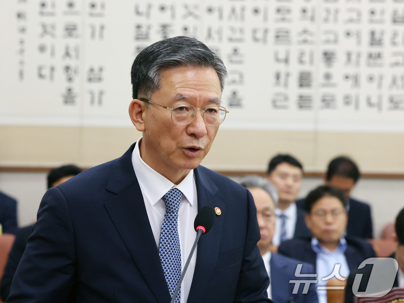 (서울=뉴스1) 황기선 기자 = 정성호 법무부장관이 22일 서울 여의도 국회에서 열린 법사위 전체회의에서 공소청 설치 준비상황 등 업무보고를 하고 있다.  2026.7.22/뉴스1 …