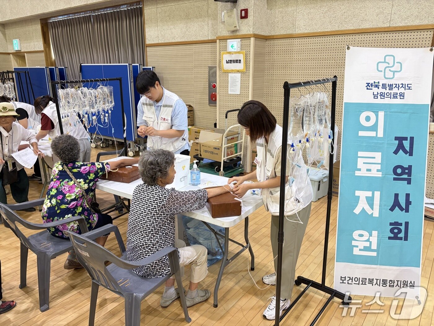 본문 이미지 - 22일 전북 순창군 금과면 생활체육관에서 '농촌지역 찾아가는 행복만리길 이동복지' 사업 행사가 진행된 가운데 지역 어르신들이 의료서비스를 받고 있다.(전북사회서비스원 제공. 재판매 및 DB금지)/뉴스1 
