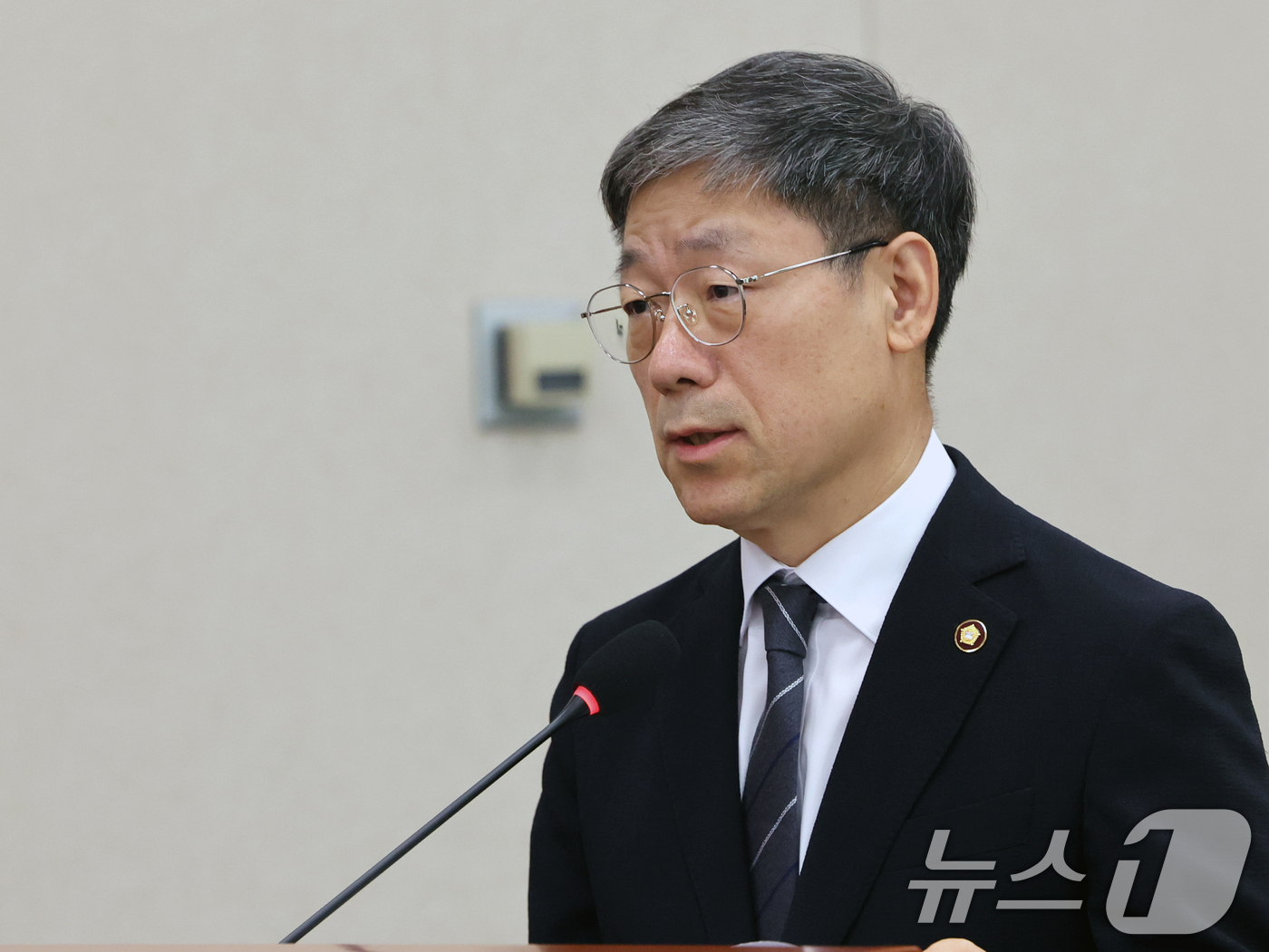 (서울=뉴스1) 황기선 기자 = 노경필 법원행정처장이 22일 서울 여의도 국회에서 열린 법사위 전체회의에서 대법관 공석 관련 등 업무보고를 하고 있다.  2026.7.22/뉴스1