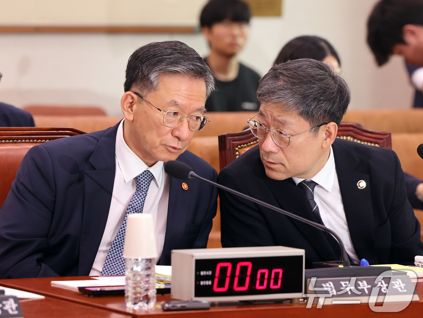 (서울=뉴스1) 황기선 기자 = 정성호 법무부장관과 노경필 법원행정처장이 22일 서울 여의도 국회에서 열린 법사위 전체회의에서 대화를 하고 있다.  2026.7.22/뉴스1