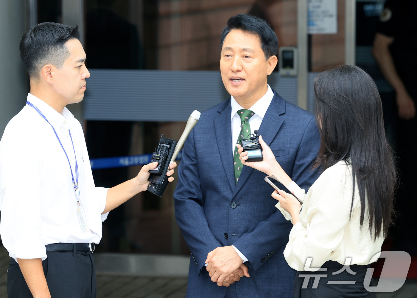 (서울=뉴스1) 이호윤 기자 = 오세훈 서울시장이 22일 서울 서초구 서울중앙지방법원에서 열린 정치자금법위반 혐의 1심 선고를 마치고 취재진의 질문에 답하고 있다.오 시장은 지난 …