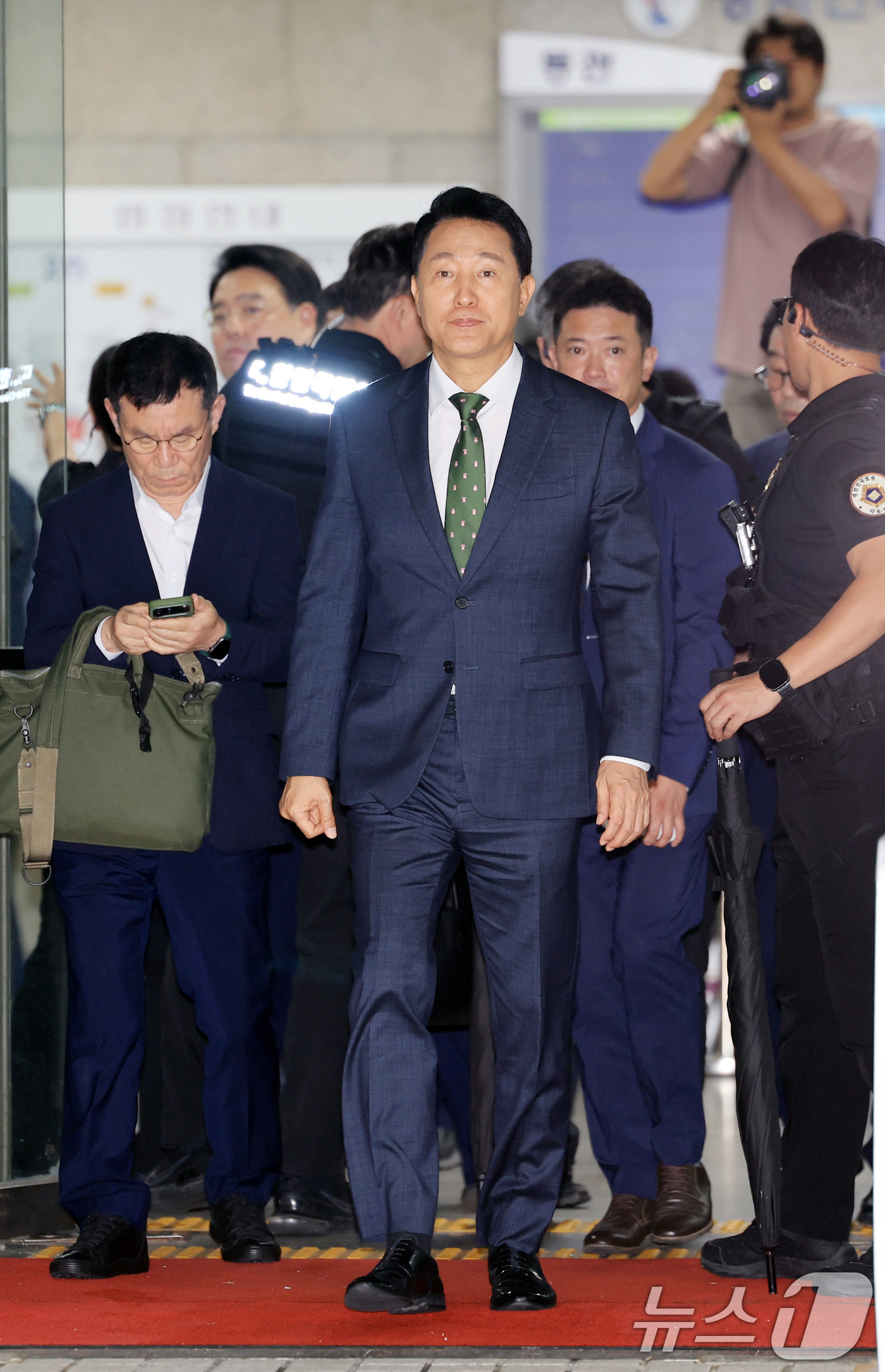 (서울=뉴스1) 이호윤 기자 = 오세훈 서울시장이 22일 서울 서초구 서울중앙지방법원에서 열린 정치자금법위반 혐의 1심 선고를 마치고 법원을 나서고 있다.오 시장은 지난 2021년 …