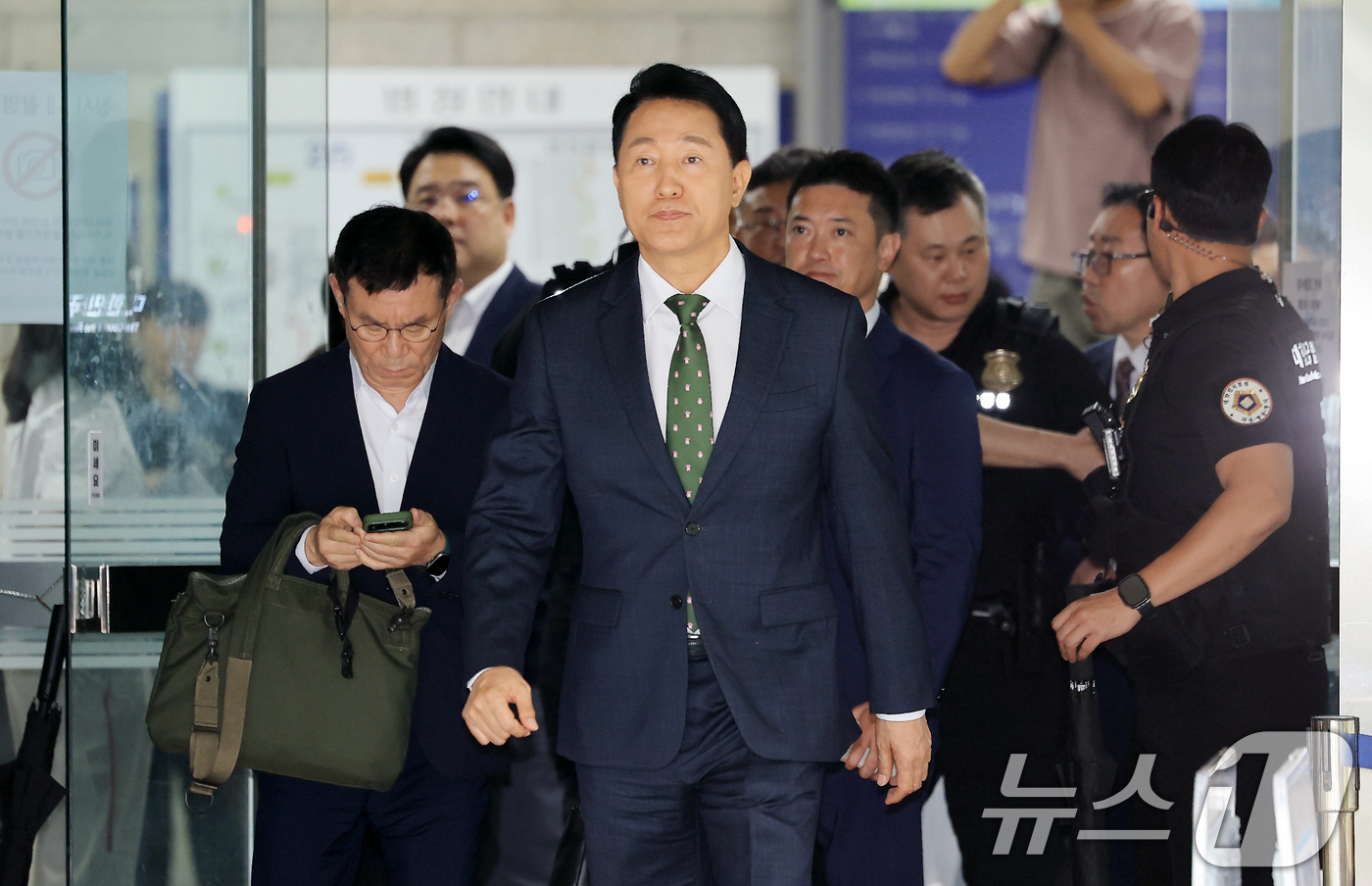 (서울=뉴스1) 이호윤 기자 = 오세훈 서울시장이 22일 서울 서초구 서울중앙지방법원에서 열린 정치자금법위반 혐의 1심 선고를 마치고 법원을 나서고 있다.오 시장은 지난 2021년 …