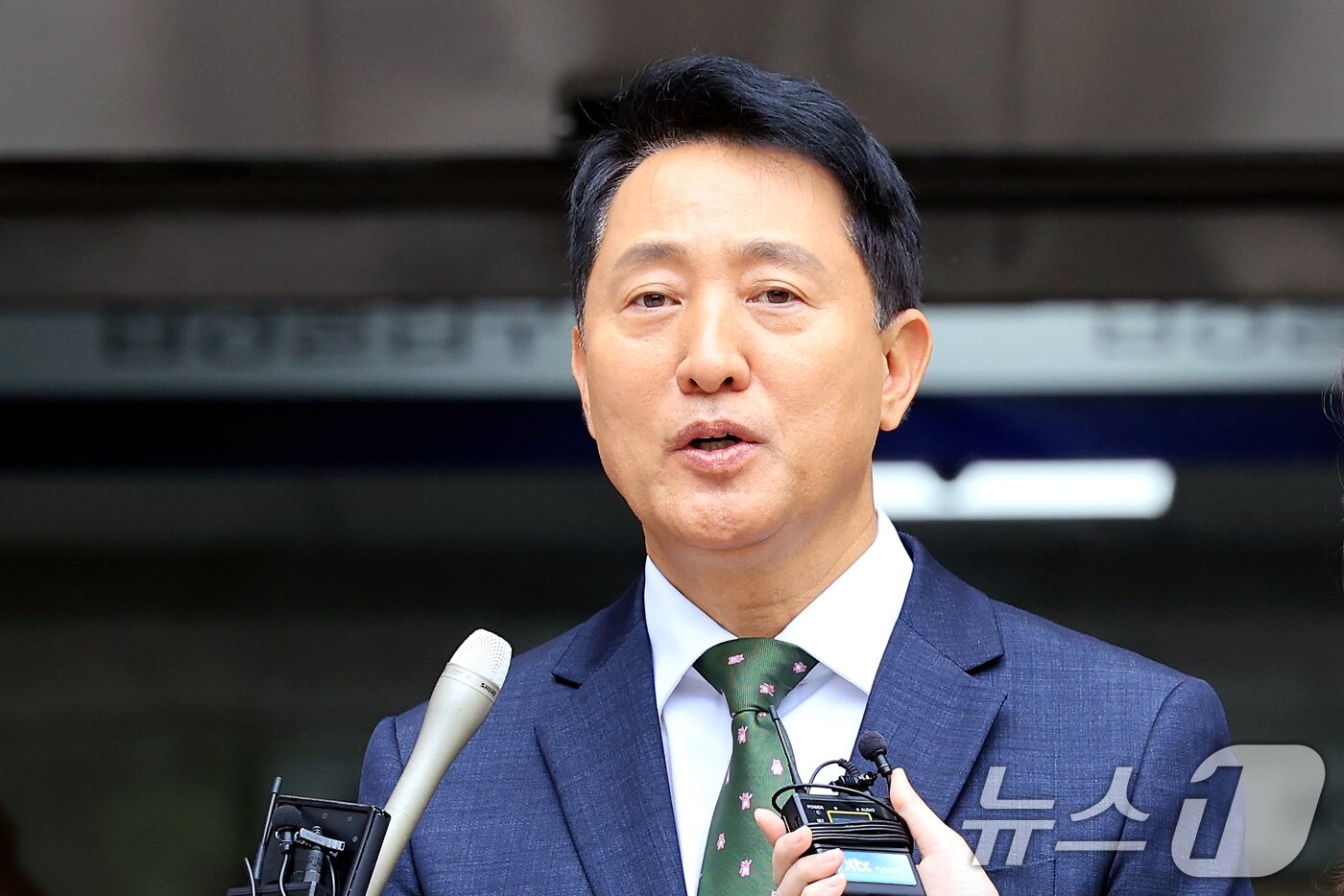 본문 이미지 - 오세훈 서울시장이 22일 서울 서초구 서울중앙지방법원에서 열린 정치자금법위반 혐의 1심 선고를 마치고 취재진의 질문에 답하고 있다.  2026.7.22 ⓒ 뉴스1 이호윤 기자