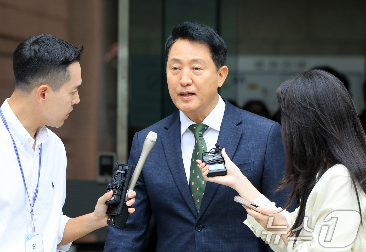 (서울=뉴스1) 이호윤 기자 = 오세훈 서울시장이 22일 서울 서초구 서울중앙지방법원에서 열린 정치자금법위반 혐의 1심 선고를 마치고 취재진의 질문에 답하고 있다.오 시장은 지난 …