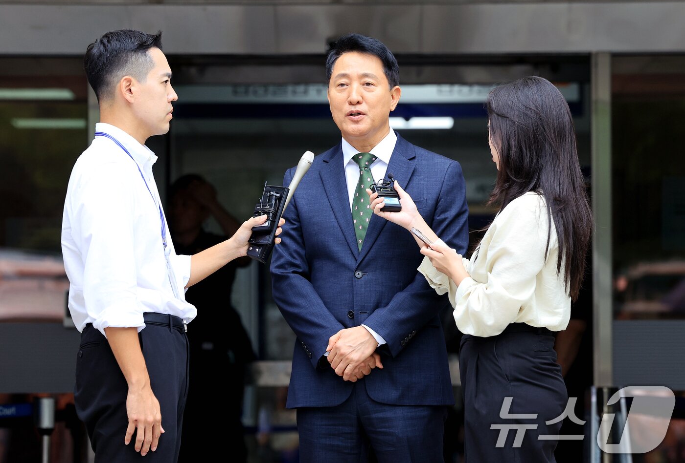 본문 이미지 - 오세훈 서울시장이 22일 서울 서초구 서울중앙지방법원에서 열린 정치자금법위반 혐의 1심 선고를 마치고 취재진의 질문에 답하고 있다. 2026.7.22 ⓒ 뉴스1 이호윤 기자
