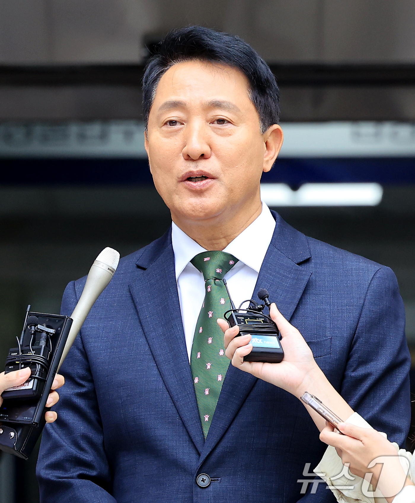 (서울=뉴스1) 이호윤 기자 = 오세훈 서울시장이 22일 서울 서초구 서울중앙지방법원에서 열린 정치자금법위반 혐의 1심 선고를 마치고 취재진의 질문에 답하고 있다.오 시장은 지난 …