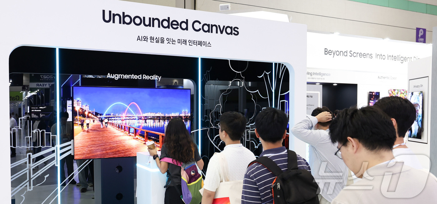 (서울=뉴스1) 이종수 기자 = 22일 서울 강남구 코엑스에서 열린 ‘K-Display 2026 한국디스플레이산업전시회’에서 삼성 디스플레이 부스에서 관람객이 AR 체험을 위한 줄 …