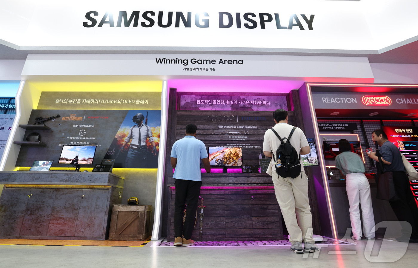 (서울=뉴스1) 이종수 기자 = 22일 서울 강남구 코엑스에서 열린 ‘K-Display 2026 한국디스플레이산업전시회’에서 삼성 디스플레이 부스에서 관람객이 전시를 둘러보고 있다 …