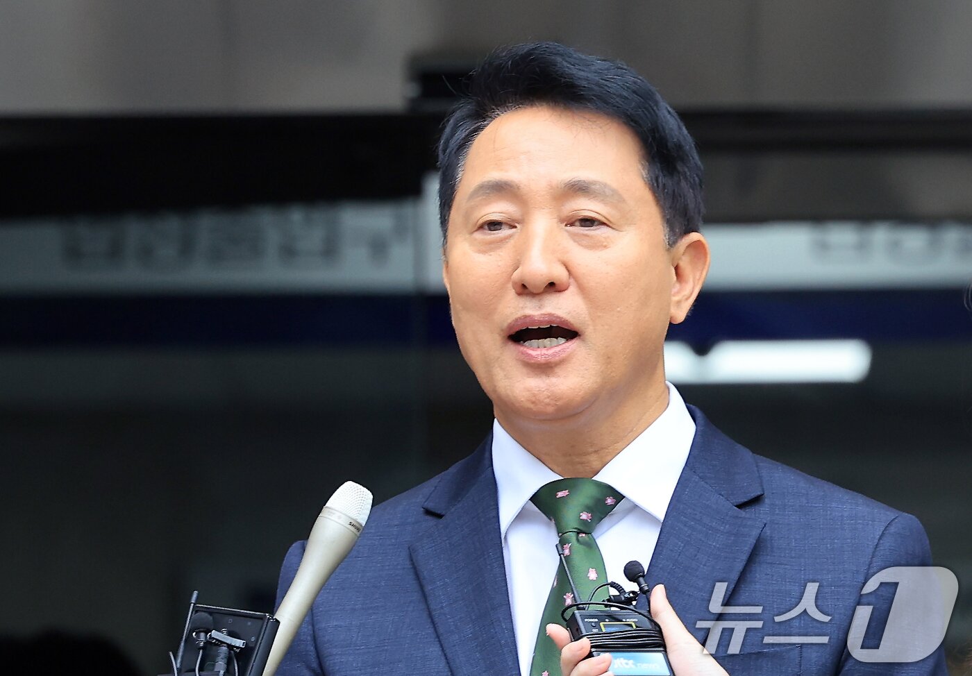 본문 이미지 - 오세훈 서울시장이 22일 서울 서초구 서울중앙지방법원에서 열린 정치자금법위반 혐의 1심 선고를 마치고 취재진의 질문에 답하고 있다. 2026.7.22 ⓒ 뉴스1 이호윤 기자