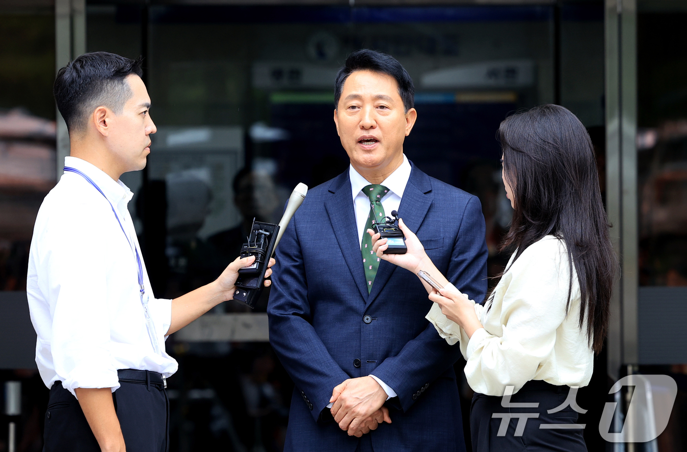 (서울=뉴스1) 이호윤 기자 = 오세훈 서울시장이 22일 서울 서초구 서울중앙지방법원에서 열린 정치자금법위반 혐의 1심 선고를 마치고 취재진의 질문에 답하고 있다.오 시장은 지난 …