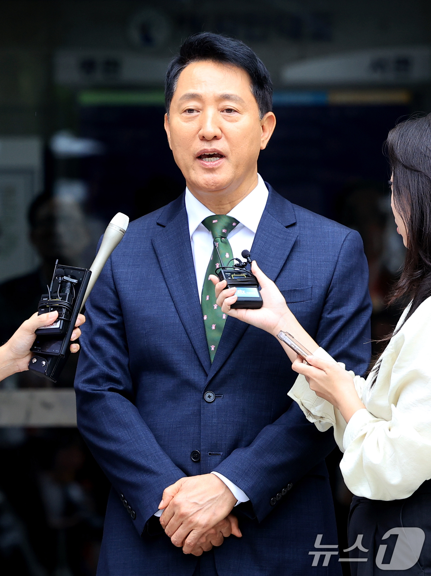 (서울=뉴스1) 이호윤 기자 = 오세훈 서울시장이 22일 서울 서초구 서울중앙지방법원에서 열린 정치자금법위반 혐의 1심 선고를 마치고 취재진의 질문에 답하고 있다.오 시장은 지난 …