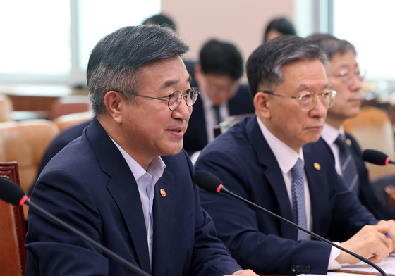 의원 질의에 답하는 윤호중 장관