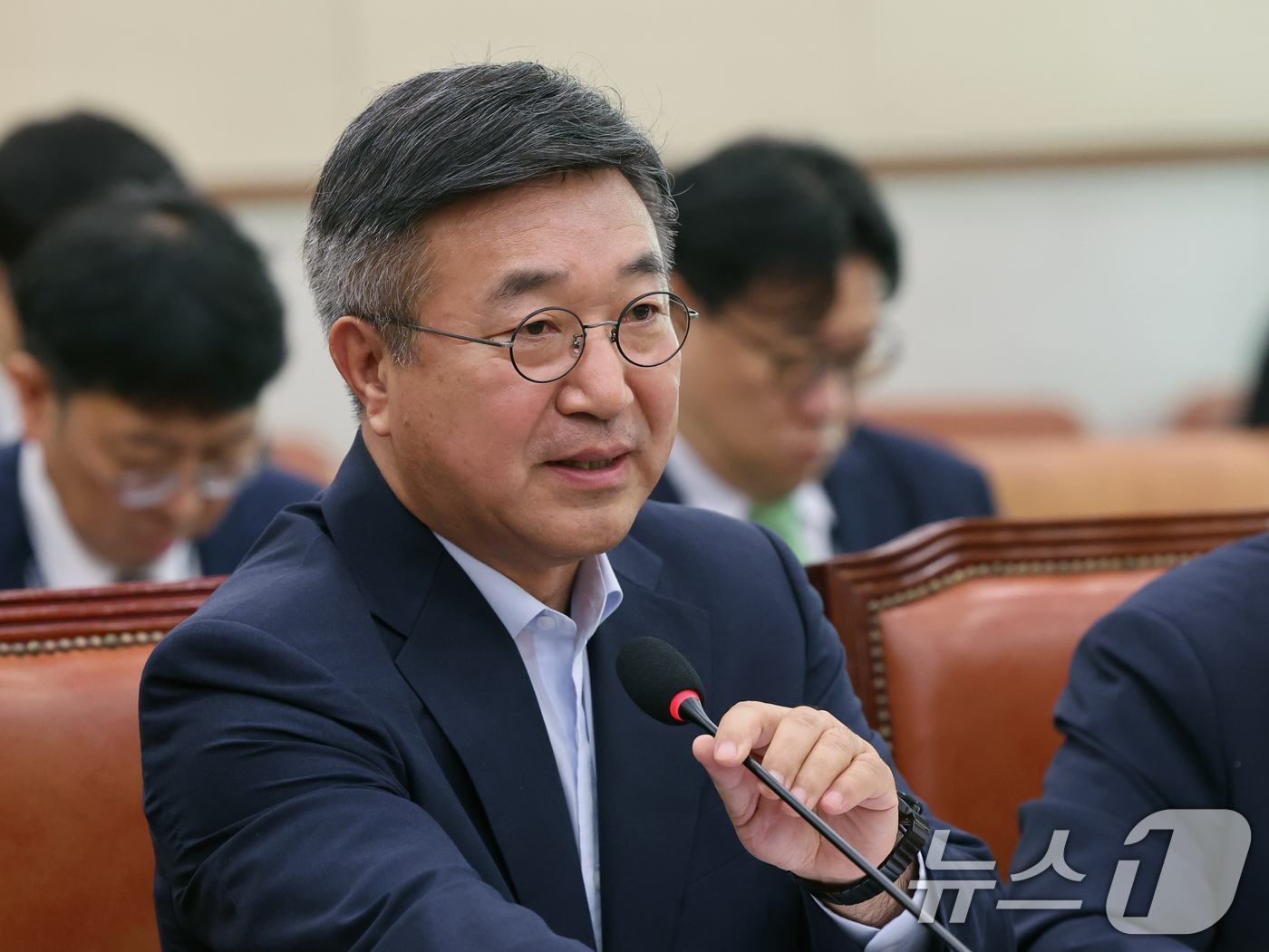 (서울=뉴스1) 황기선 기자 = 윤호중 행정안전부 장관이 22일 서울 여의도 국회에서 열린 법사위 전체회의에서의원질의에 답하고 있다.   2026.7.22/뉴스1