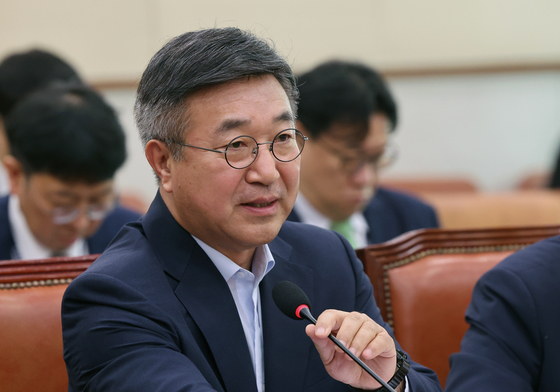 의원 질의에 답하는 윤호중 장관