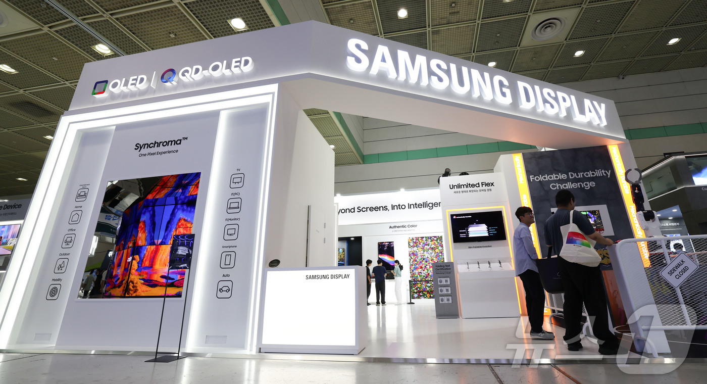 (서울=뉴스1) 이종수 기자 = 22일 서울 강남구 코엑스에서 열린 ‘K-Display 2026 한국디스플레이산업전시회’ 삼성 디스플레이 부스에서 참석자들이 전시를 둘러보고 있다. …