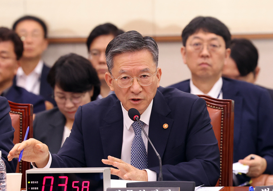 답변하는 정성호 법무부 장관
