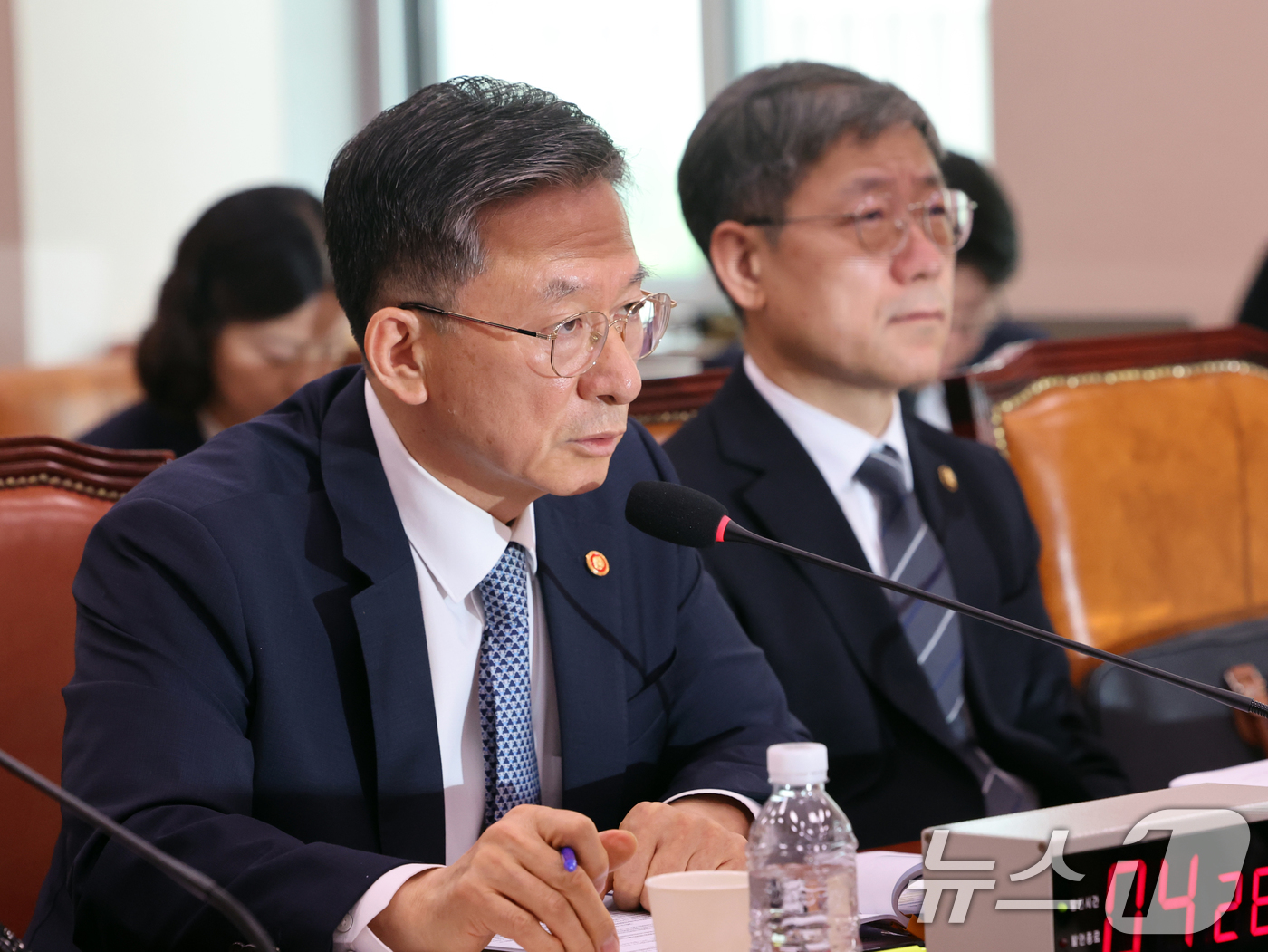 (서울=뉴스1) 황기선 기자 = 정성호 법무부 장관이 22일 서울 여의도 국회에서 열린 법사위 전체회의에서 의원질의에 답하고 있다.   2026.7.22/뉴스1
