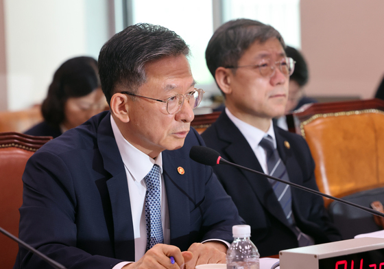질의에 답하는 정성호 장관