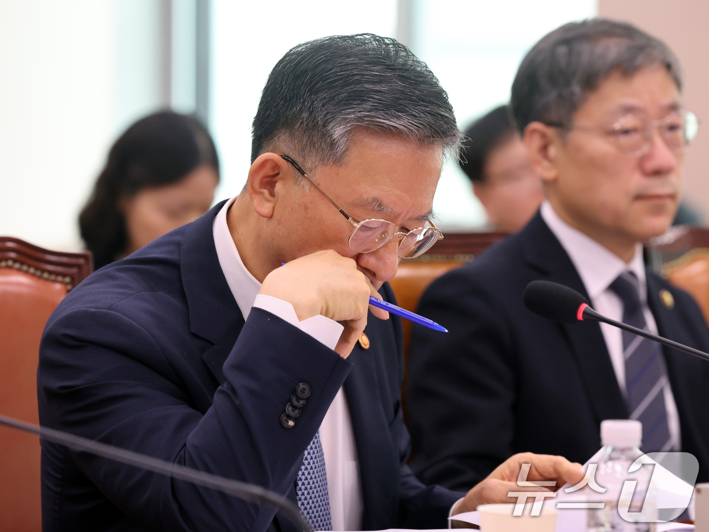 (서울=뉴스1) 황기선 기자 = 정성호 법무부 장관이 22일 서울 여의도 국회에서 열린 법사위 전체회의에서 생각에 잠겨 있다.  2026.7.22/뉴스1