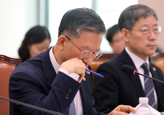 생각에 잠긴 정성호 장관