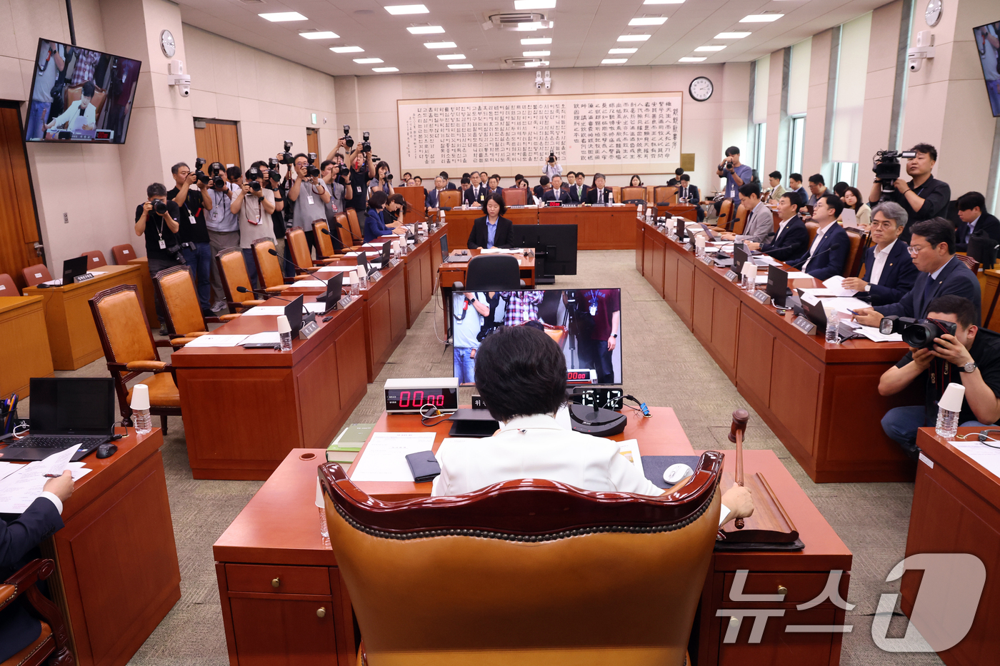 (서울=뉴스1) 황기선 기자 = 서영교 법제사법위원회 위원장이 22일 서울 여의도 국회에서 열린 법사위 전체회의에서 의사봉을 두드리고 있다.이날 회의에 국민의힘 의원들은 불참했다. …