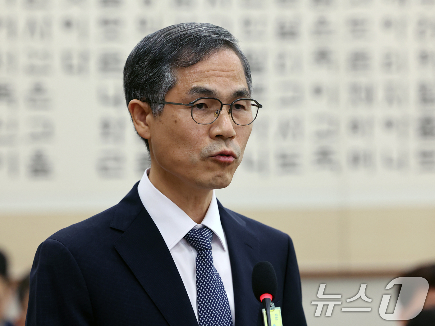 (서울=뉴스1) 황기선 기자 = 유승렬 경찰청 수사기획조정관이 22일 서울 여의도 국회에서 열린 법사위 전체회의에서 윤석열 공직선거법 위반 사건과 청주시의원 미성년자의제강간 사건 …