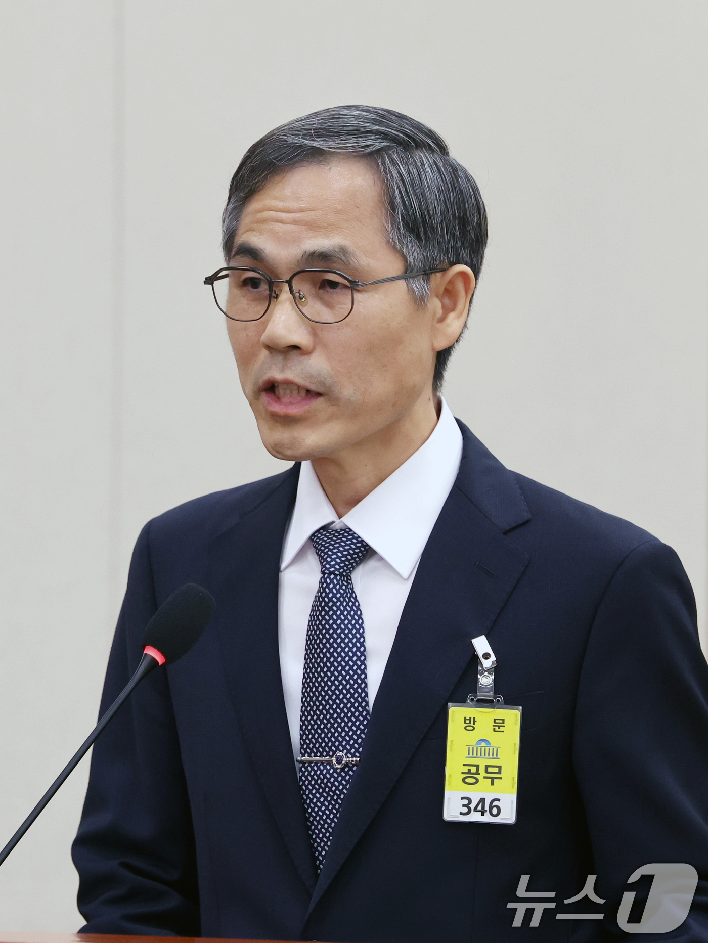 (서울=뉴스1) 황기선 기자 = 유승렬 경찰청 수사기획조정관이 22일 서울 여의도 국회에서 열린 법사위 전체회의에서 윤석열 공직선거법 위반 사건과 청주시의원 미성년자의제강간 사건 …