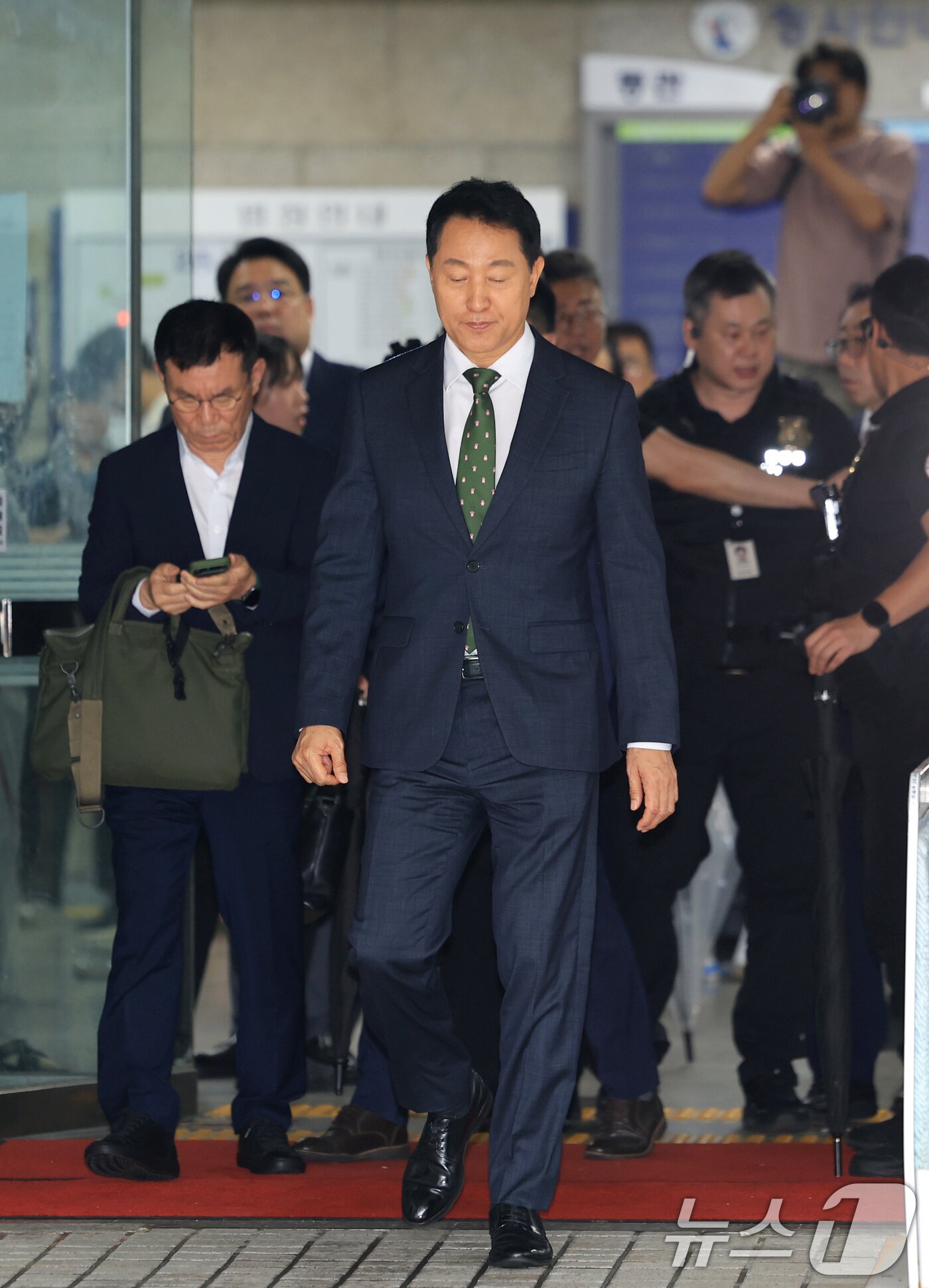 본문 이미지 - 오세훈 서울시장이 22일 서울 서초구 서울중앙지방법원에서 열린 정치자금법위반 혐의 1심 선고를 마치고 법원을 나서고 있다. 2026.7.22 ⓒ 뉴스1 이호윤 기자