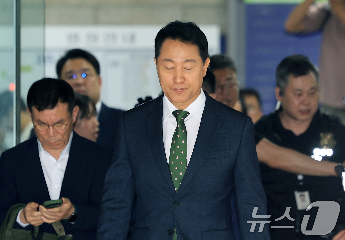(서울=뉴스1) 이호윤 기자 = 오세훈 서울시장이 22일 서울 서초구 서울중앙지방법원에서 열린 정치자금법위반 혐의 1심 선고를 마치고 법원을 나서고 있다.오 시장은 지난 2021년 …